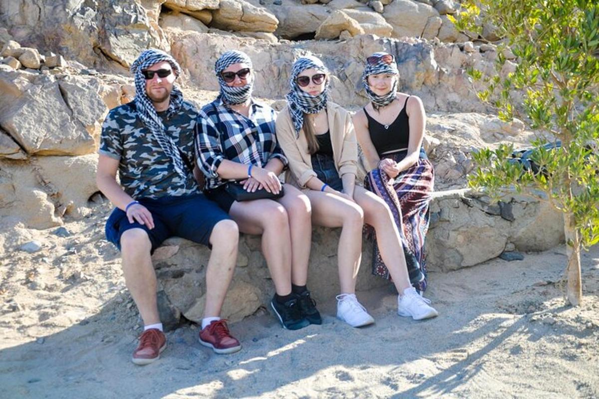 un gruppo di quattro persone sedute su una roccia