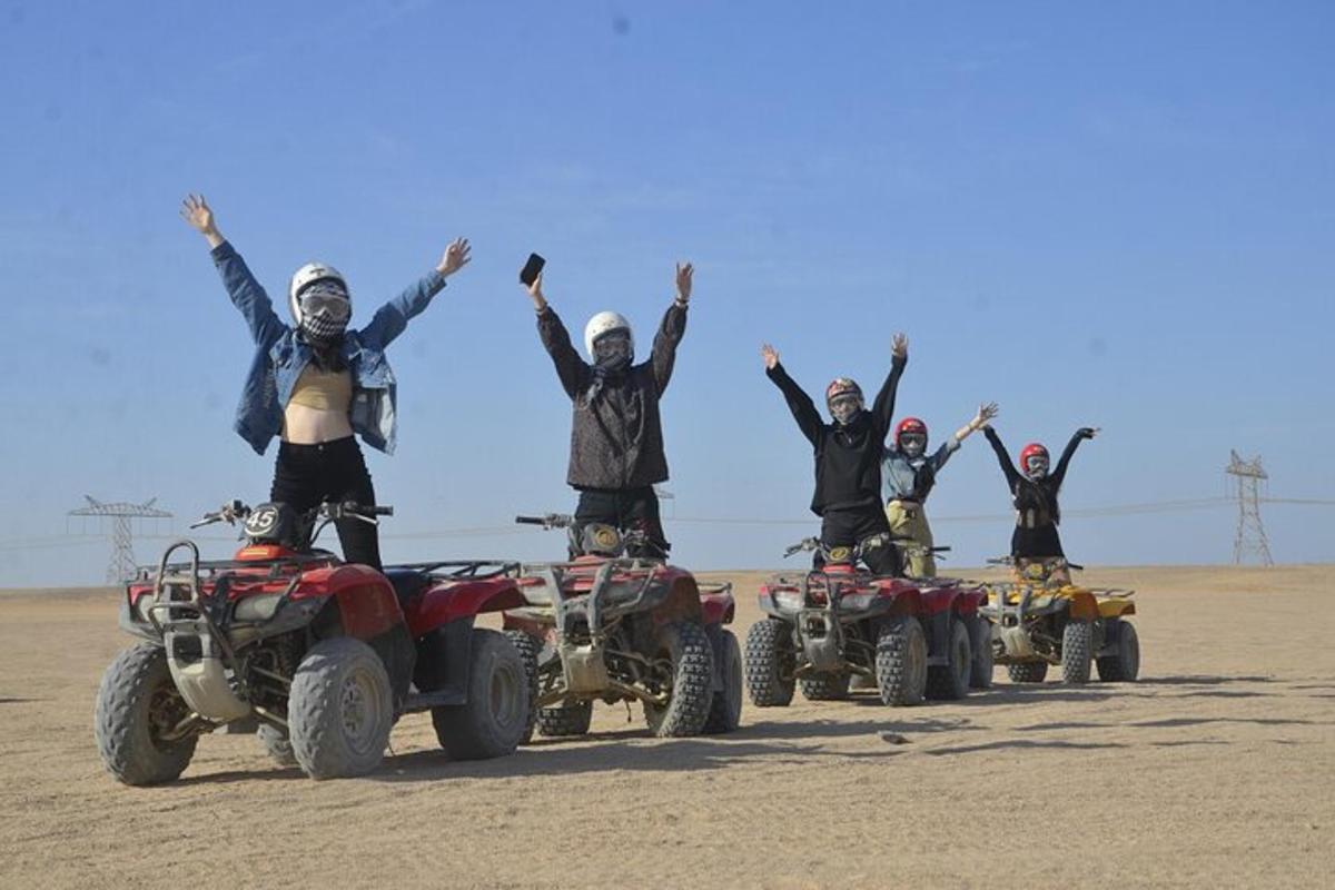 un grup de oameni pe ATV-uri în deșert