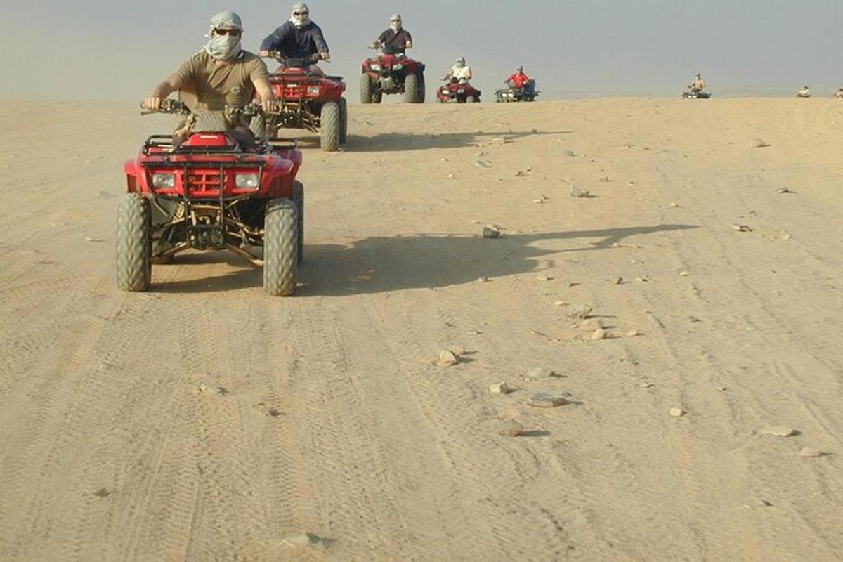 grupp inimesi, kes sõidavad kõrbes ATV-dega