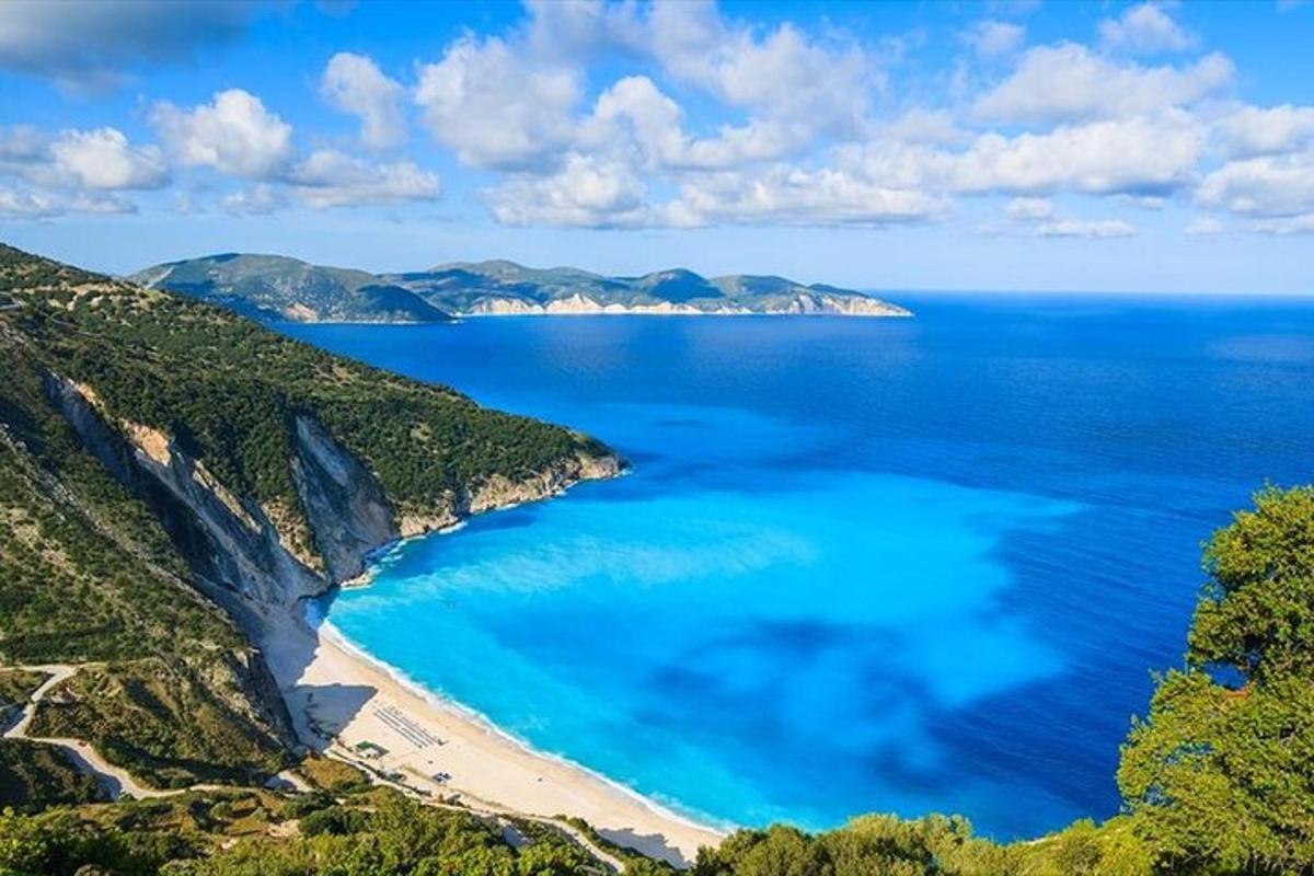 una vista aerea di una spiaggia con acqua blu