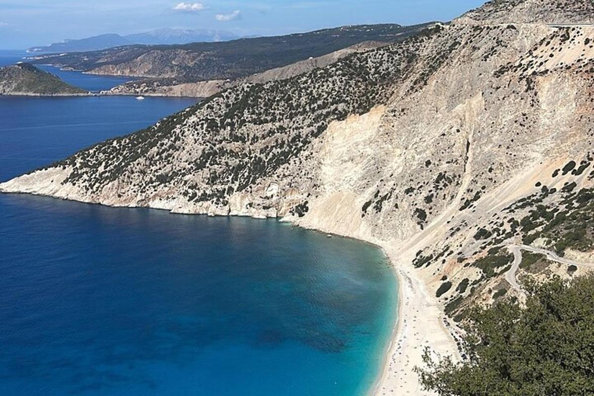 una vista aerea di una spiaggia su una montagna
