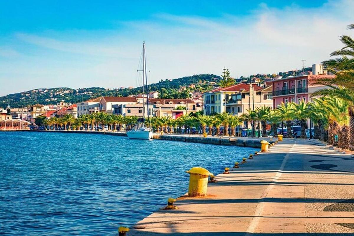 una vista di un fiume con edifici e palme