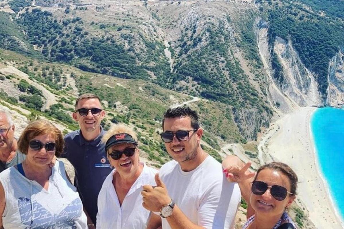 un gruppo di persone in piedi sulla cima di una montagna