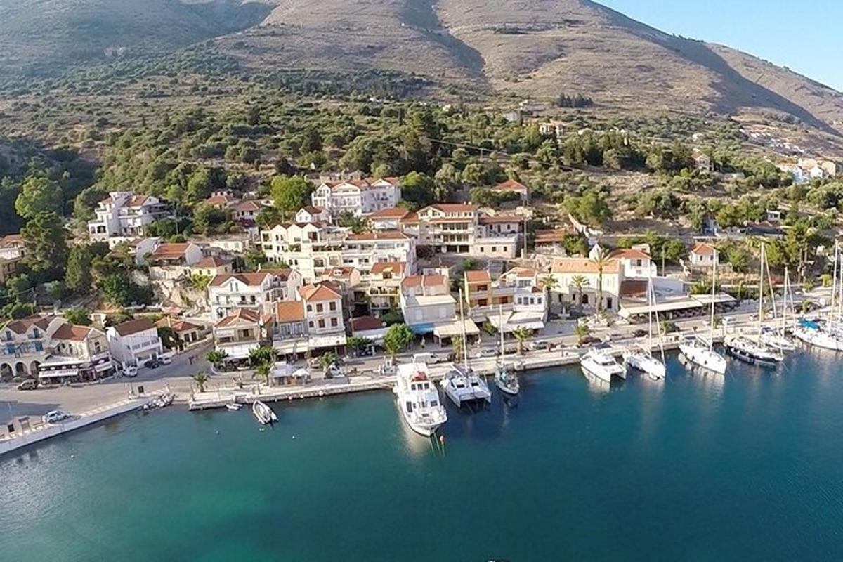 Zračni pogled na marino s čolni v vodi
