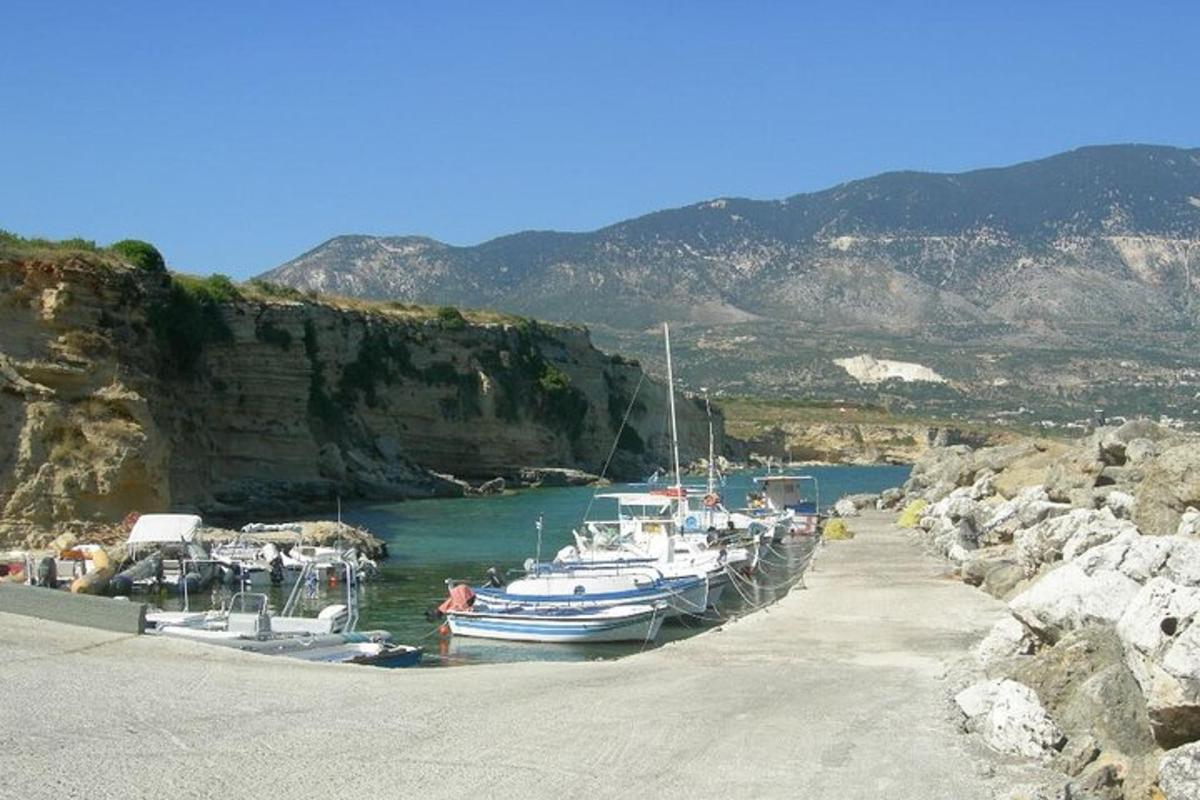 un gruppo di barche è attraccato su una spiaggia