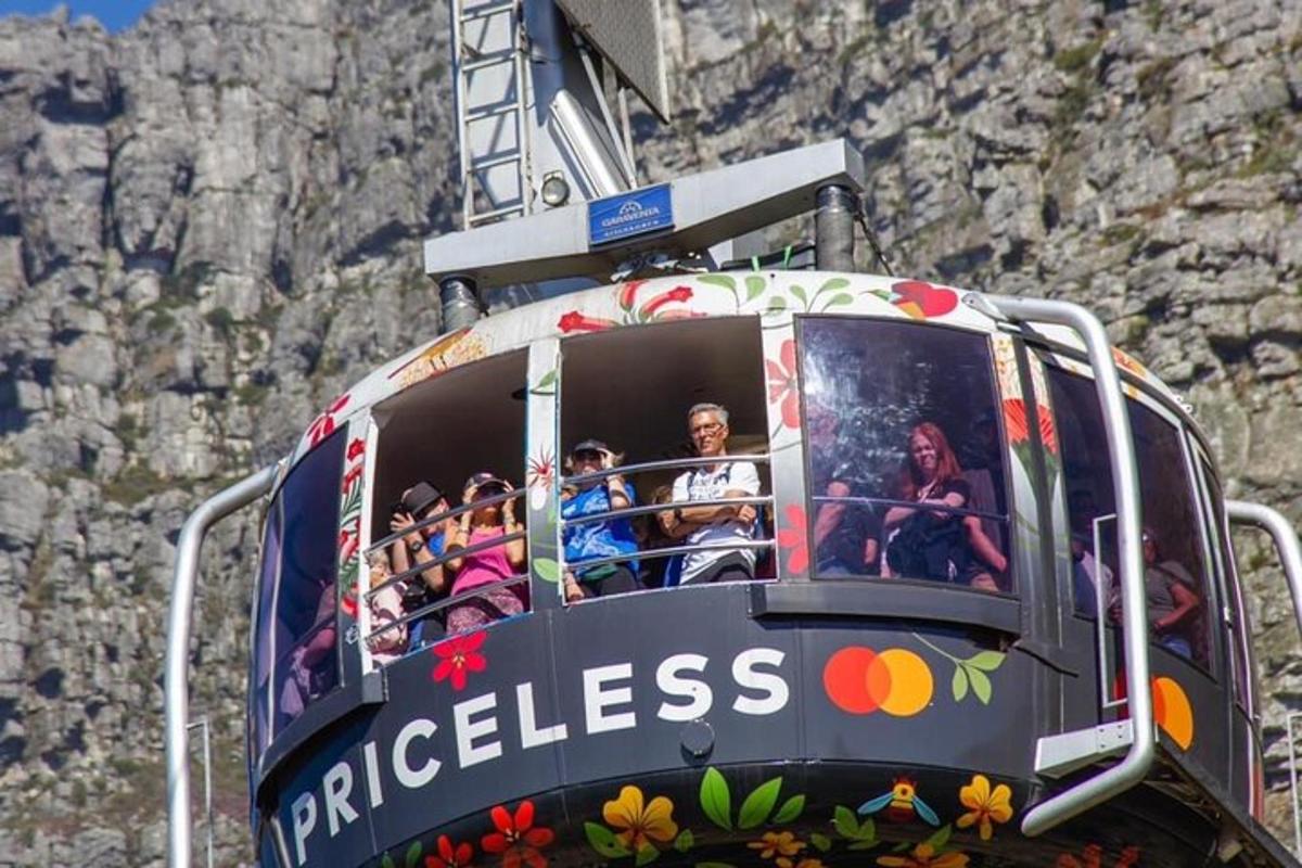 un grup de oameni care călătoresc pe un roller coaster