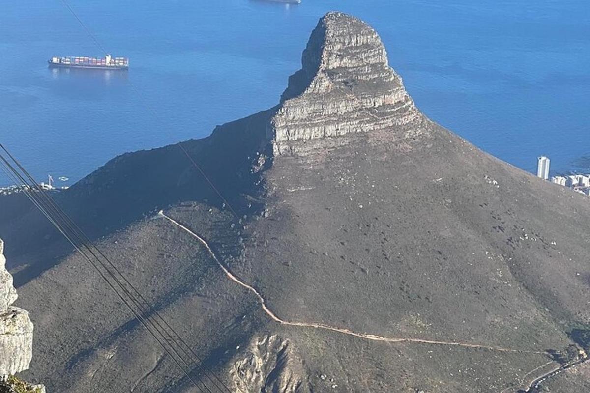 una imatge d'una muntanya amb l'oceà al fons