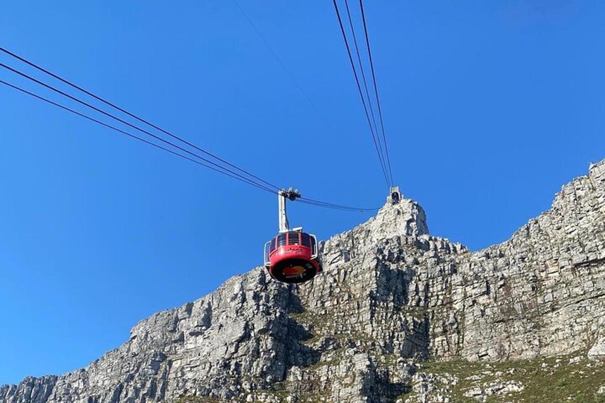 un telefèric davant d'una muntanya
