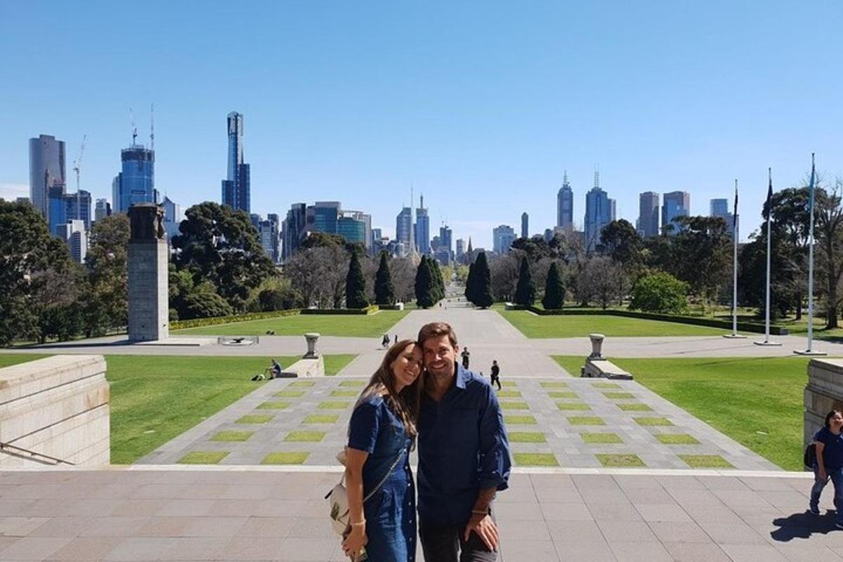 Un hombre y una mujer de pie frente a un parque