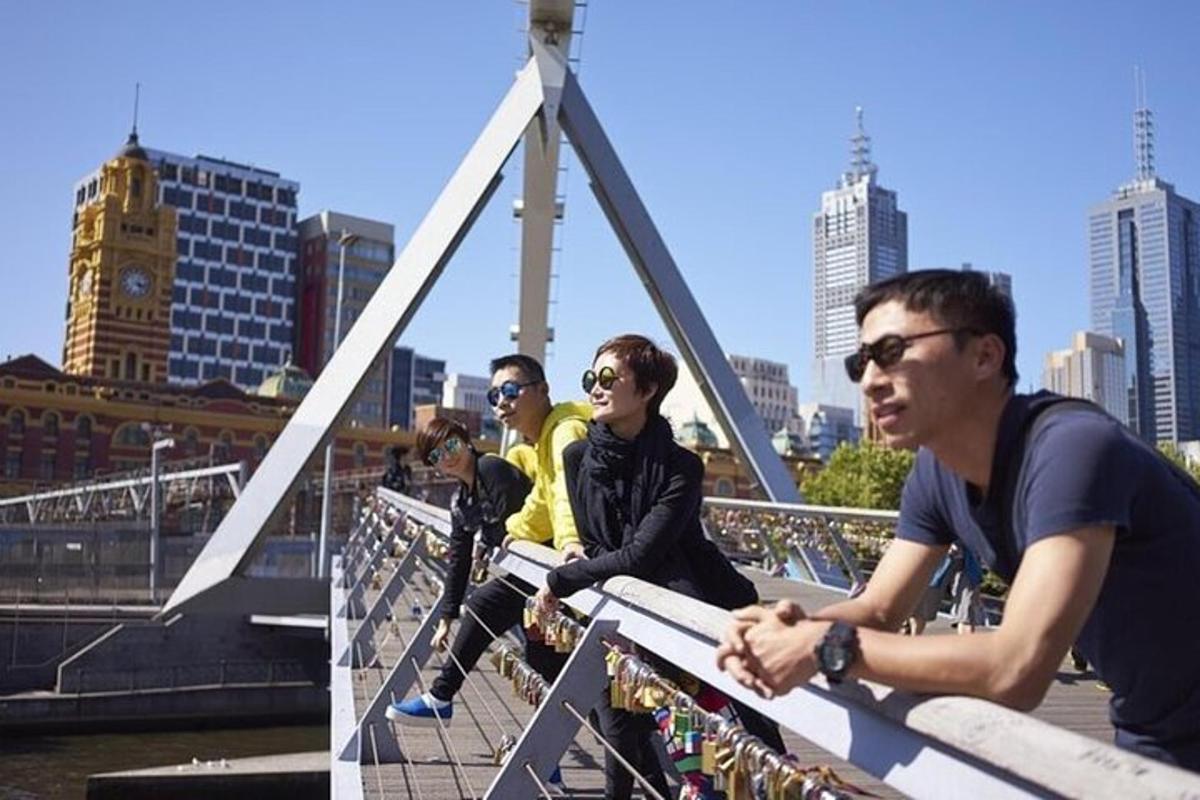 un grupo de personas sentadas en un puente