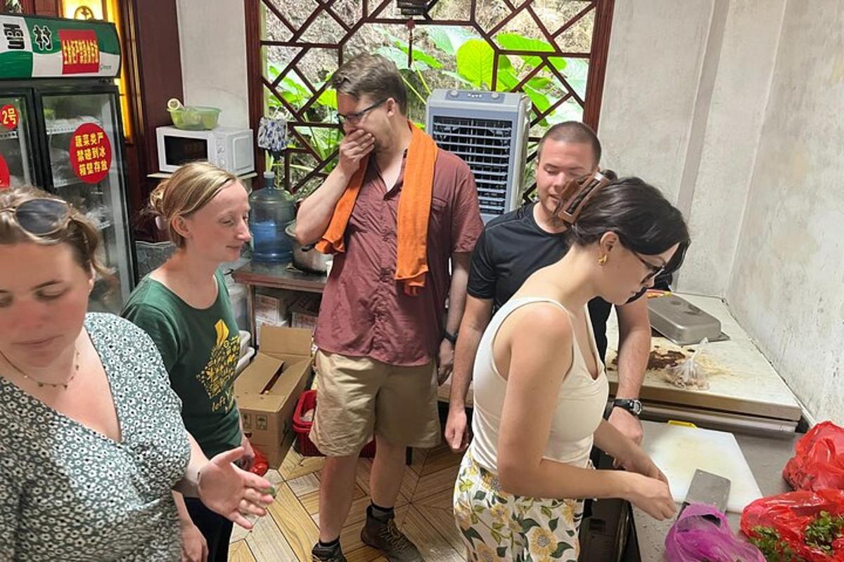 un gruppo di persone in piedi in una cucina