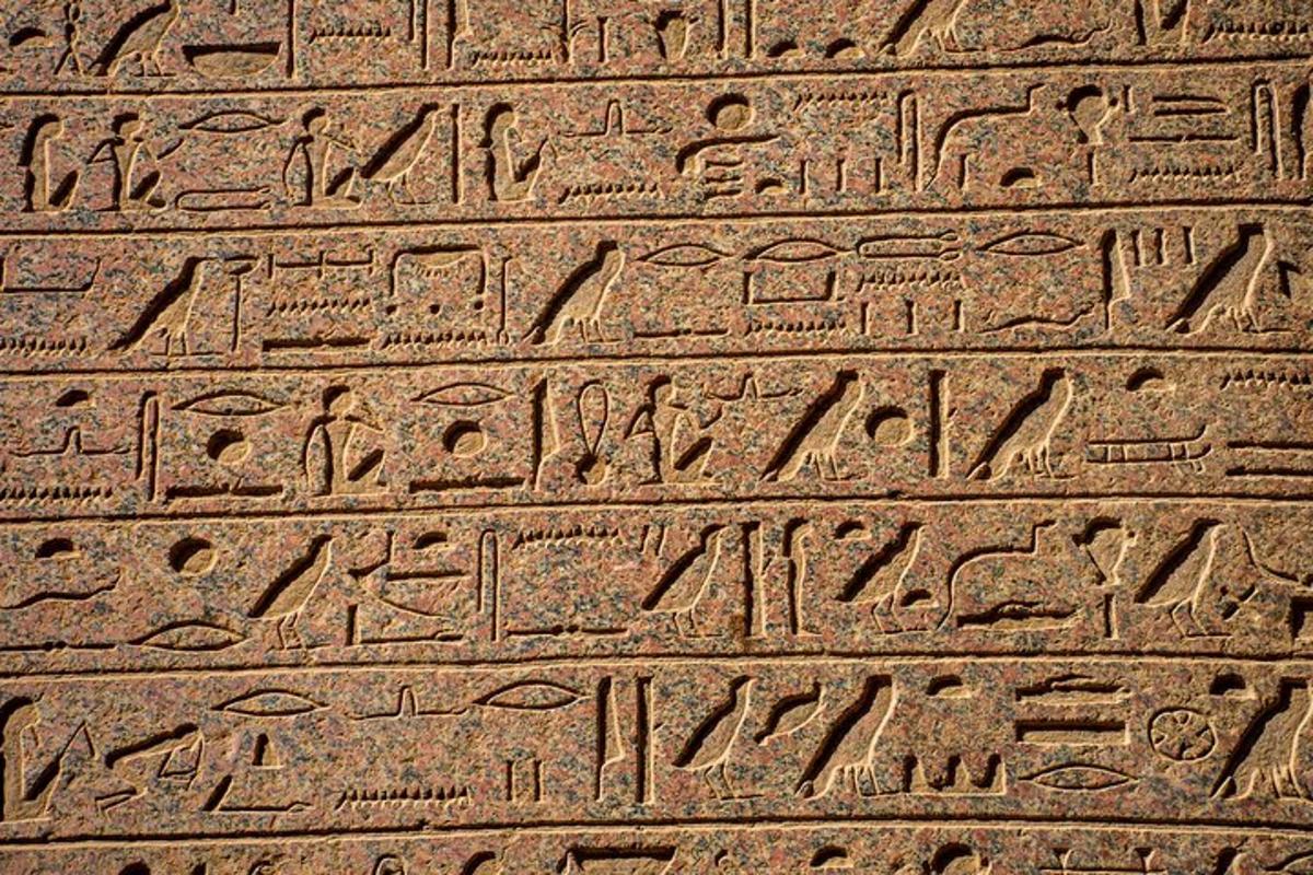 ein Steinrelief mit Hieroglyphen an einer Wand