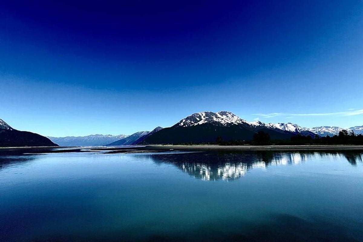 una gran masa de agua con montañas al fondo