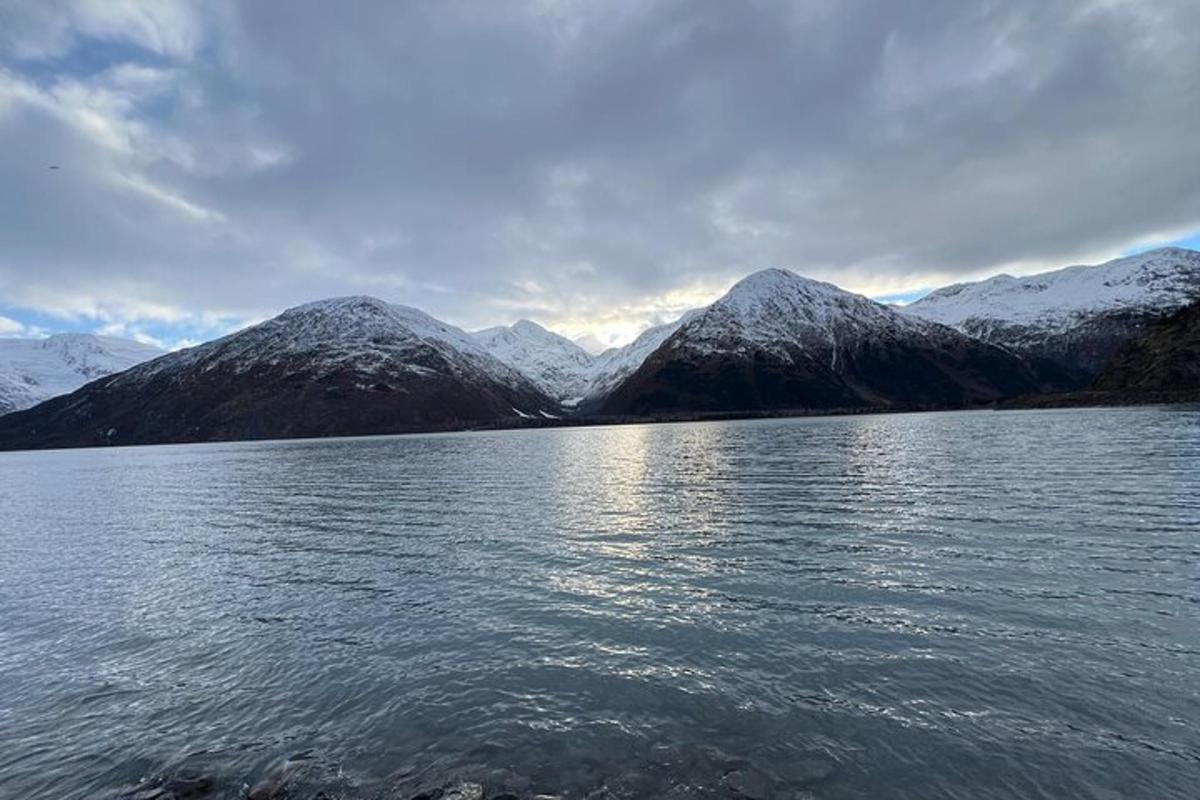 un grande specchio d'acqua con le montagne sullo sfondo