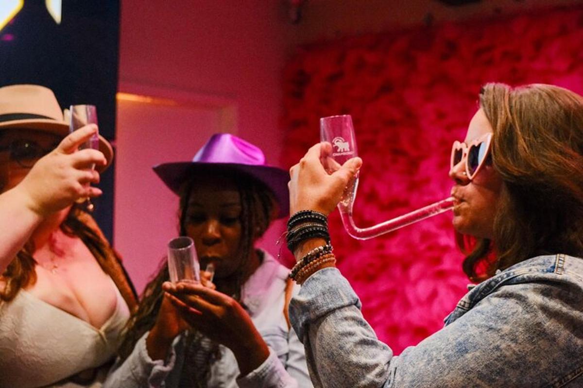 Un grupo de mujeres sosteniendo copas de vino y fumando pipas.