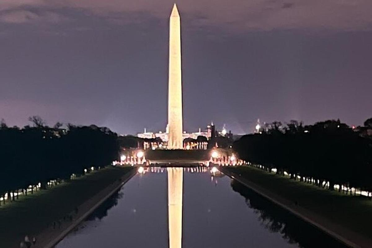 odraz Washingtonského monumentu v noci
