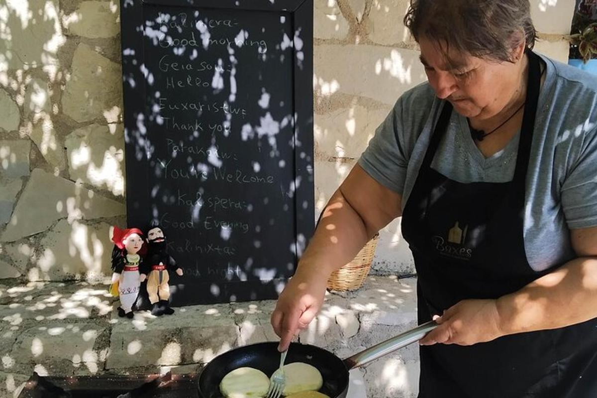 una dona cuinant menjar en una paella amb una espàtula