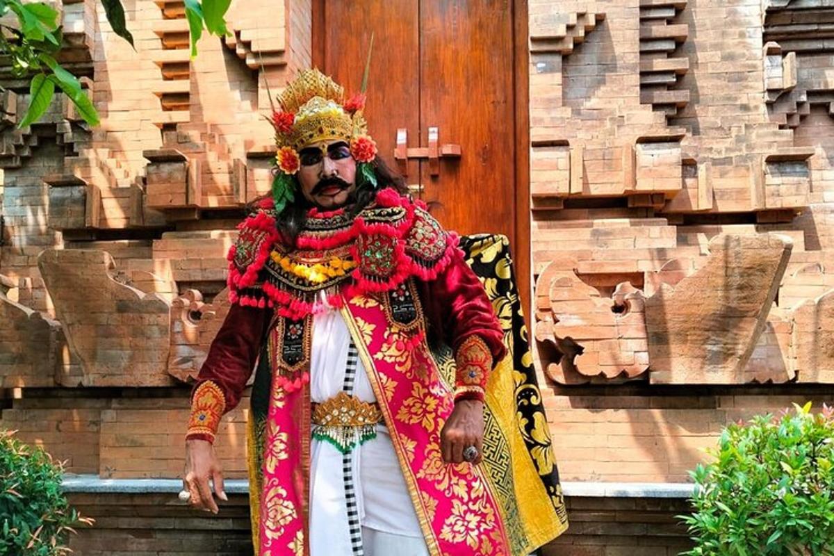 un uomo in costume in piedi davanti a un edificio