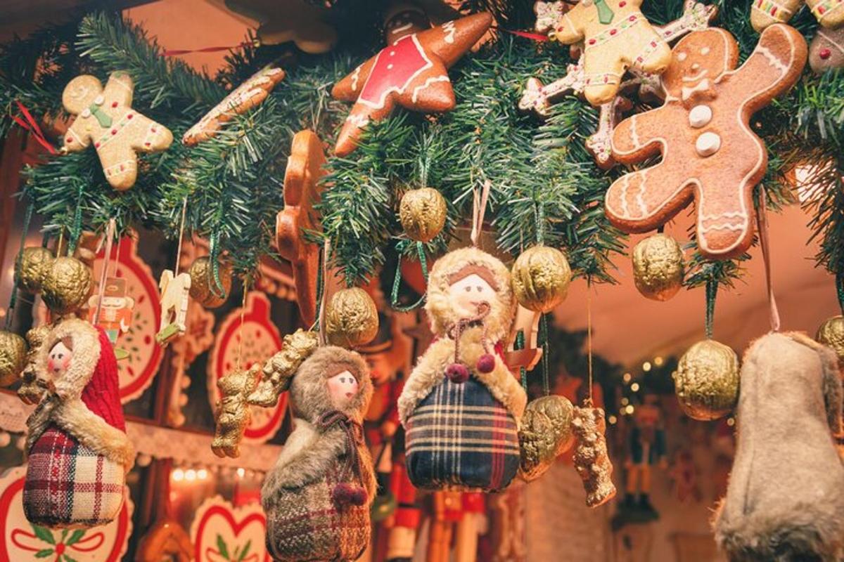 un gruppo di decorazioni natalizie appese a un albero di Natale
