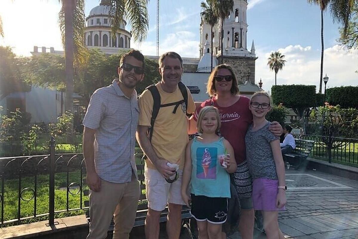 eine Familie posiert für ein Foto vor einem Gebäude