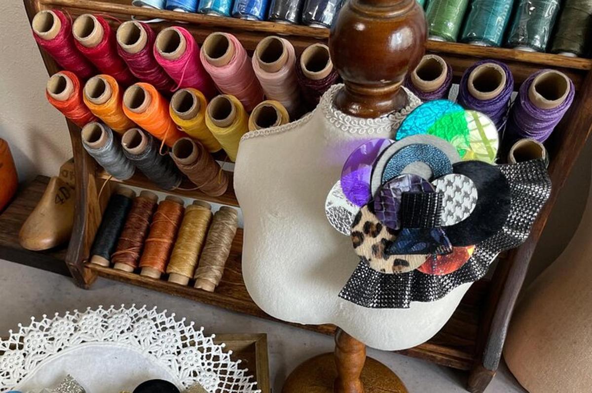 una mostra di rocchetti di filo di diversi colori
