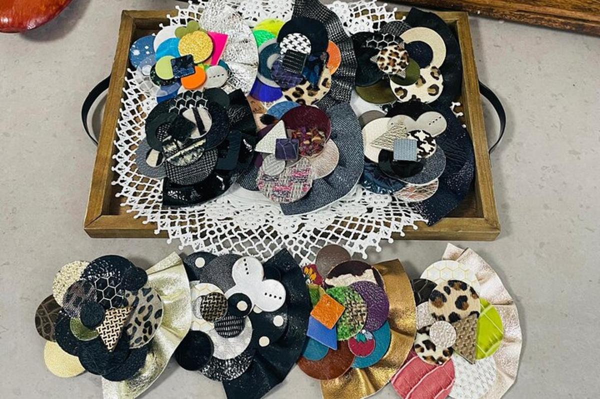 sekumpulan pinggan dengan topi di atas meja