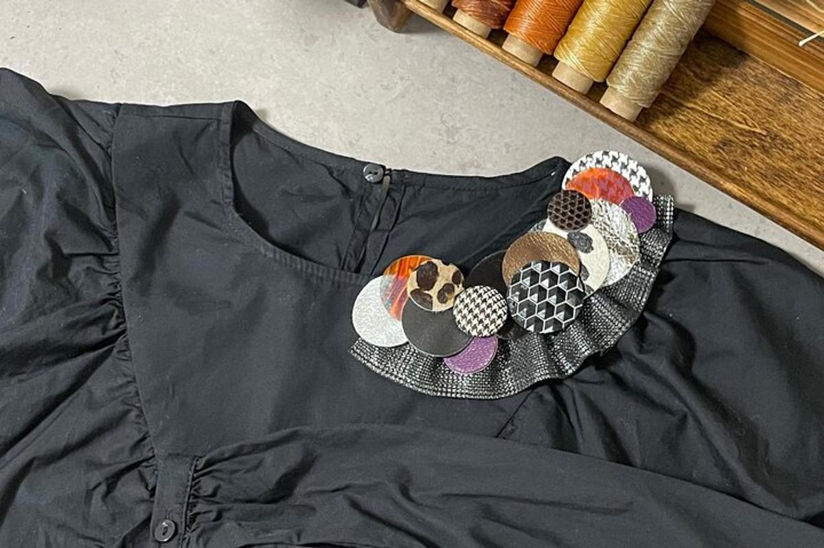 una camicia nera con un piatto di cibo sopra