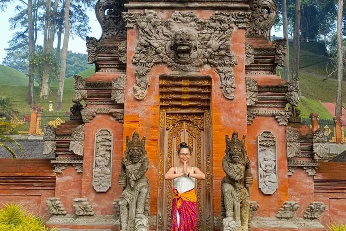 una donna in piedi davanti a un edificio con due statue