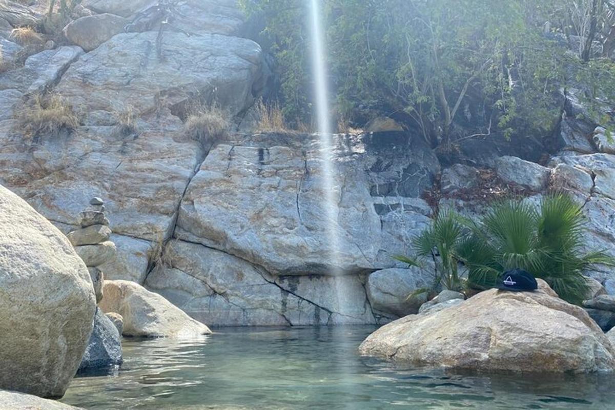 شلال أمام بركة ماء