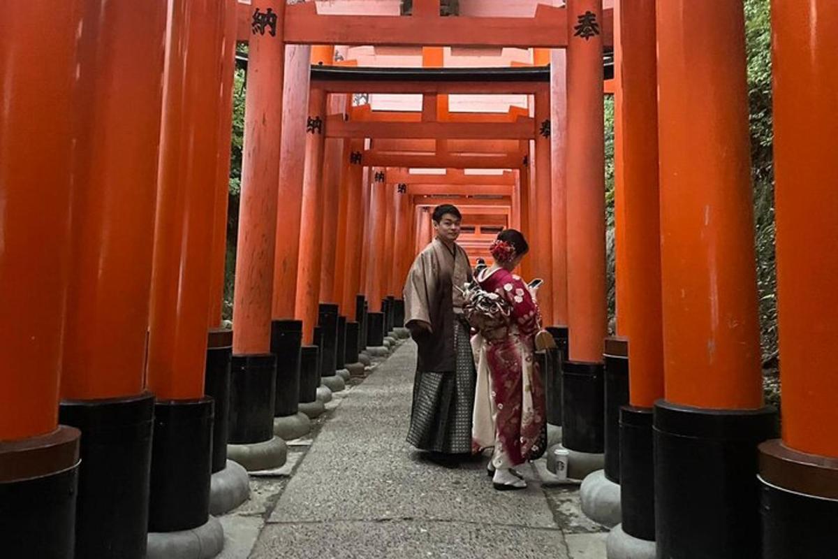 一名男子和一名女子站在带有橙色大门的隧道内