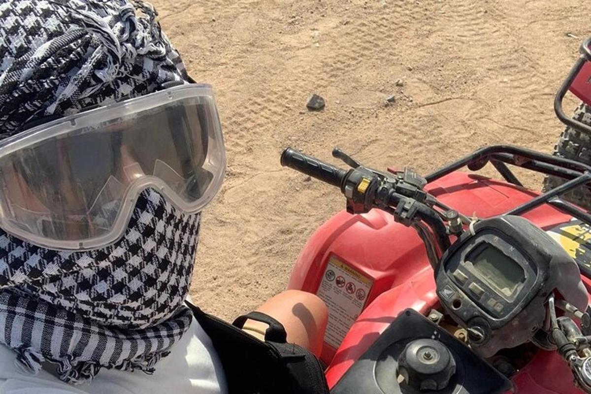osoba koja nosi kacigu i zaštitne naočale na motociklu