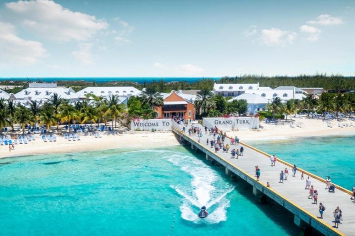 egy mólóval ellátott strand légi felvétele