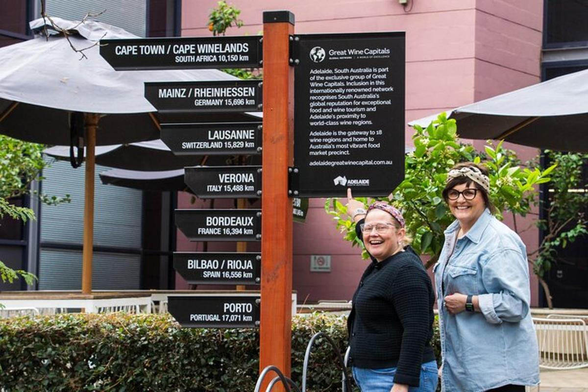 dve osebi stojita pred znakom s puščicami