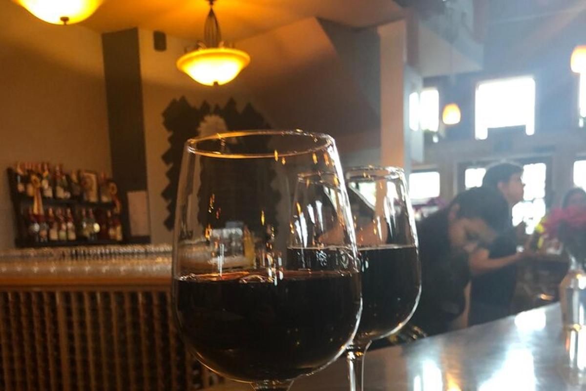 duas taças de vinho tinto em cima de um balcão