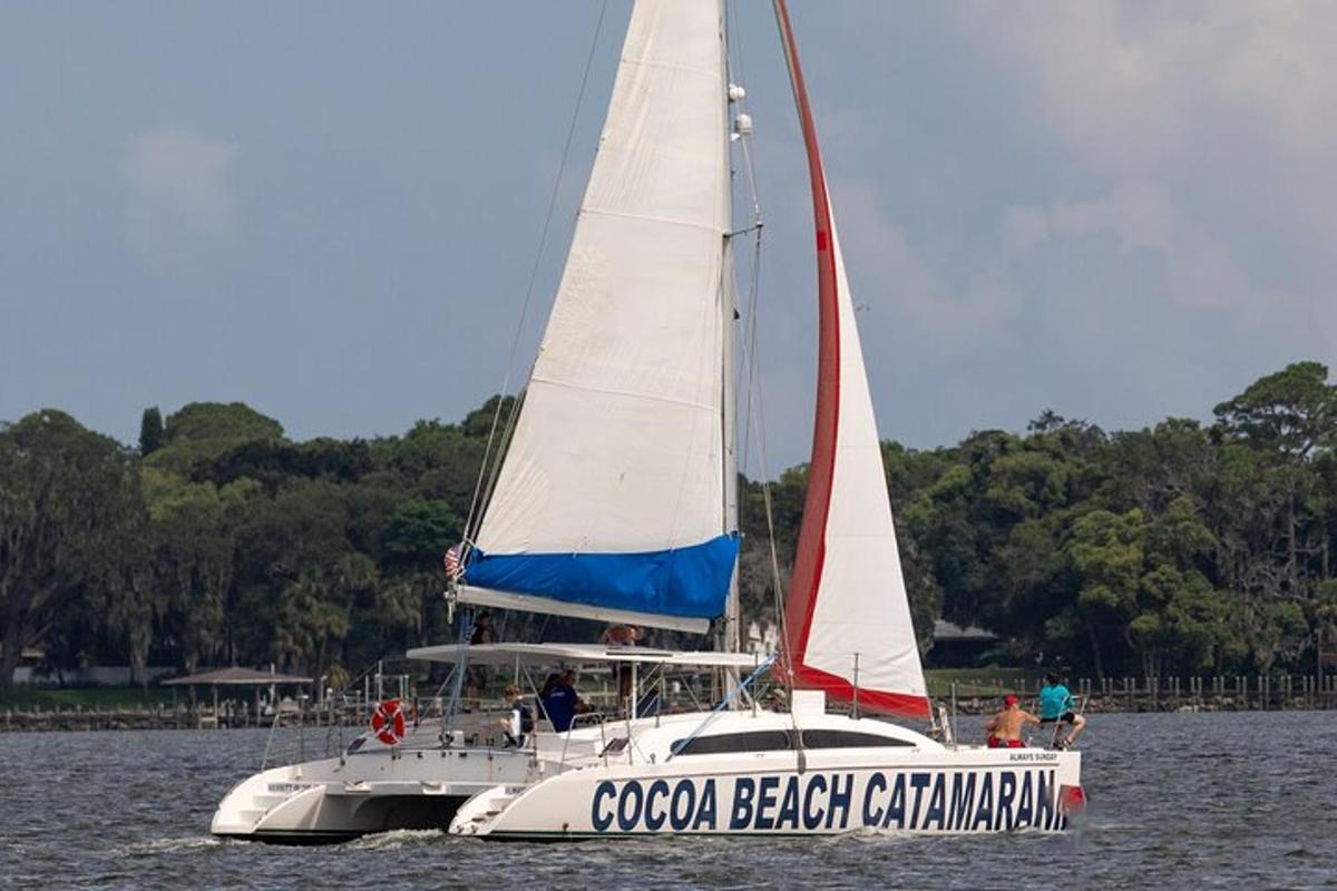 una barca bianca con una vela in acqua