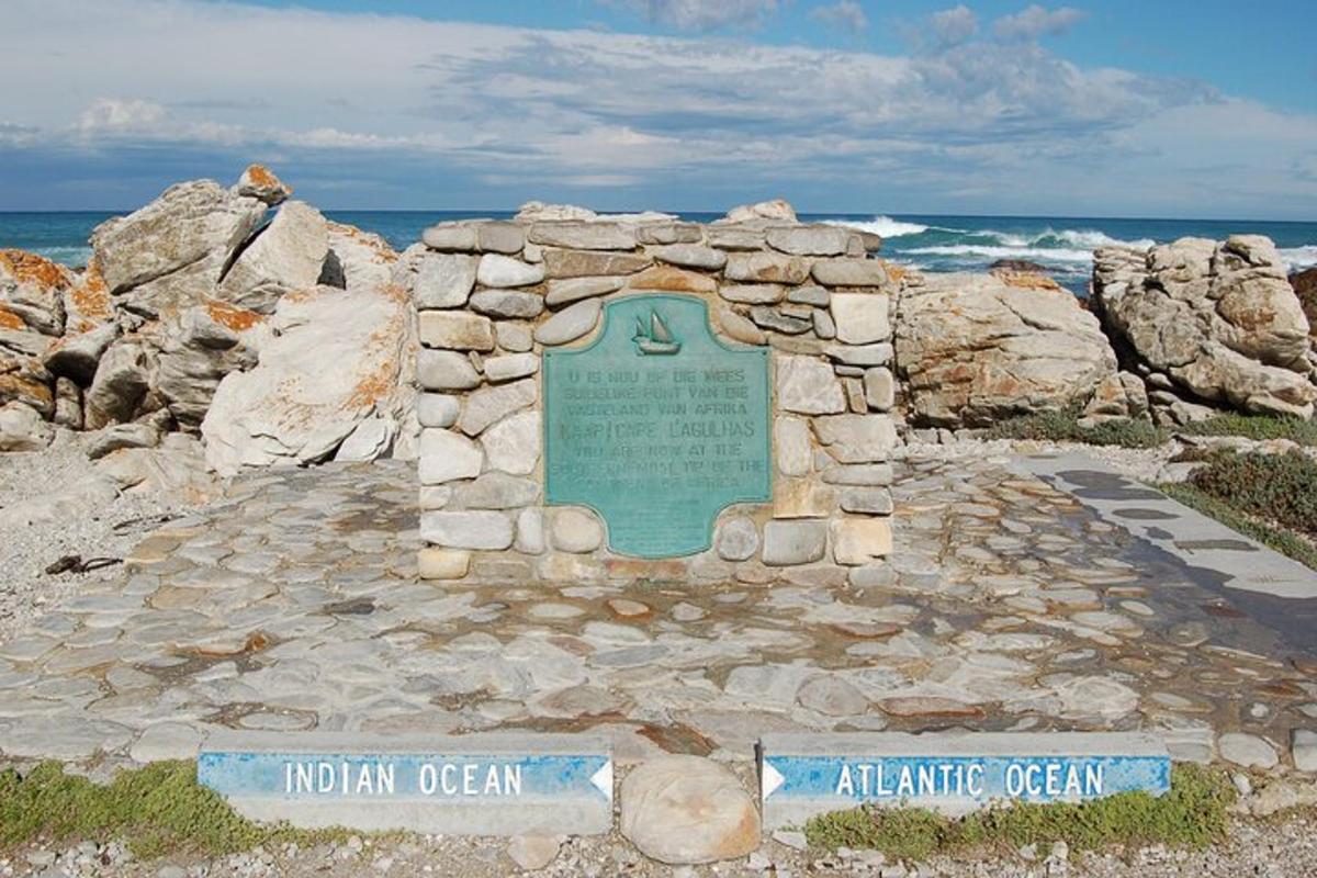 monument rannas, taustal ookean