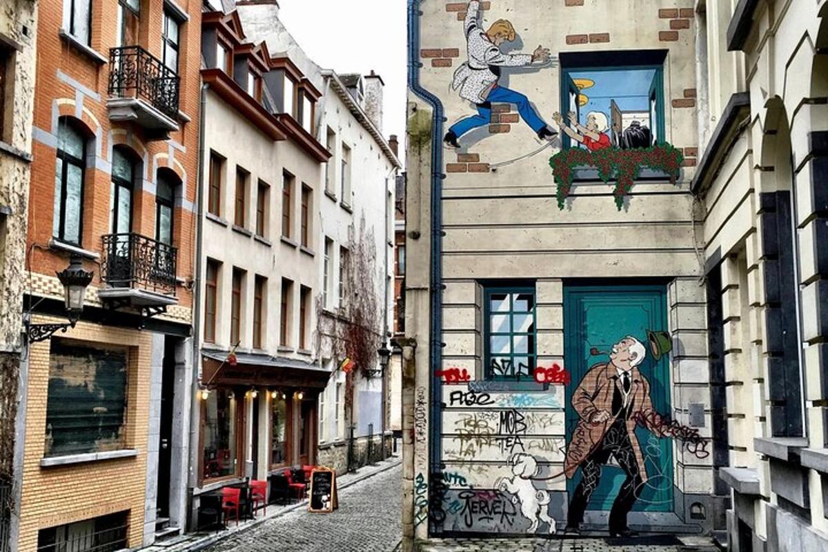 ulice s graffiti na boku budovy