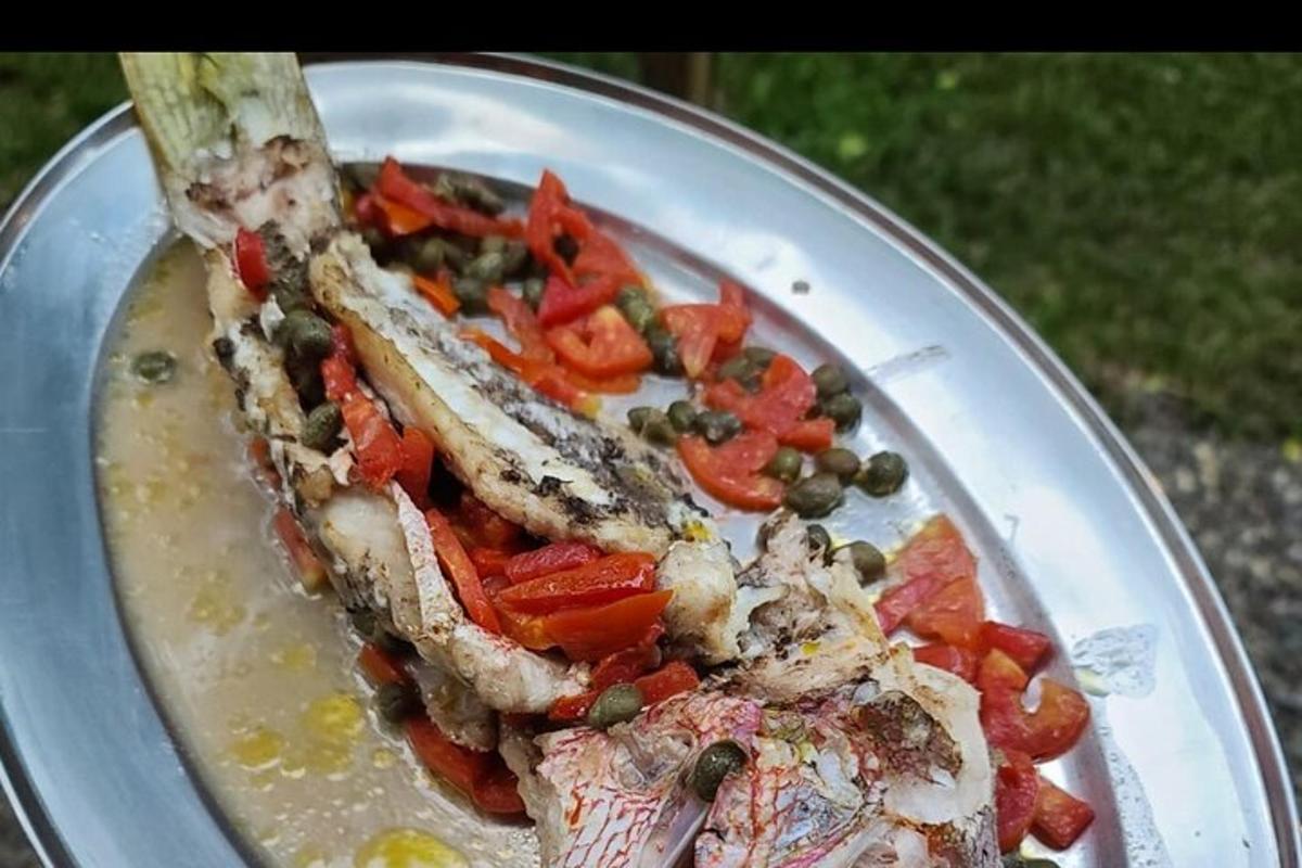 krožnik hrane s kosom ribe in zelenjave
