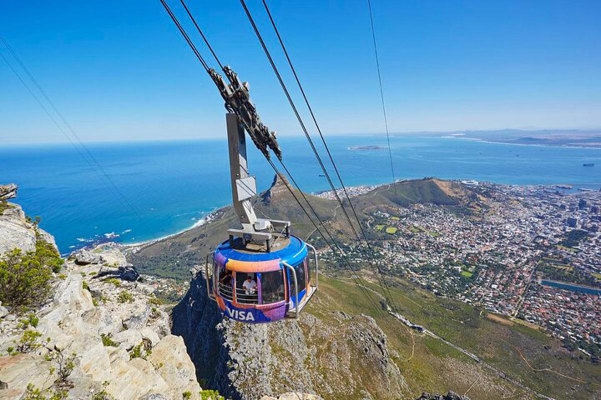 gondola letící přes okraj hory