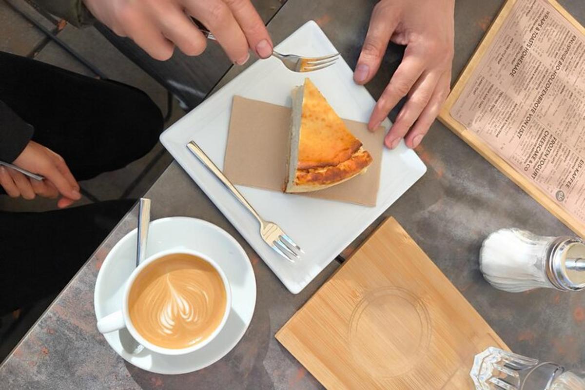 osoba jí kousek pizzy a šálek kávy
