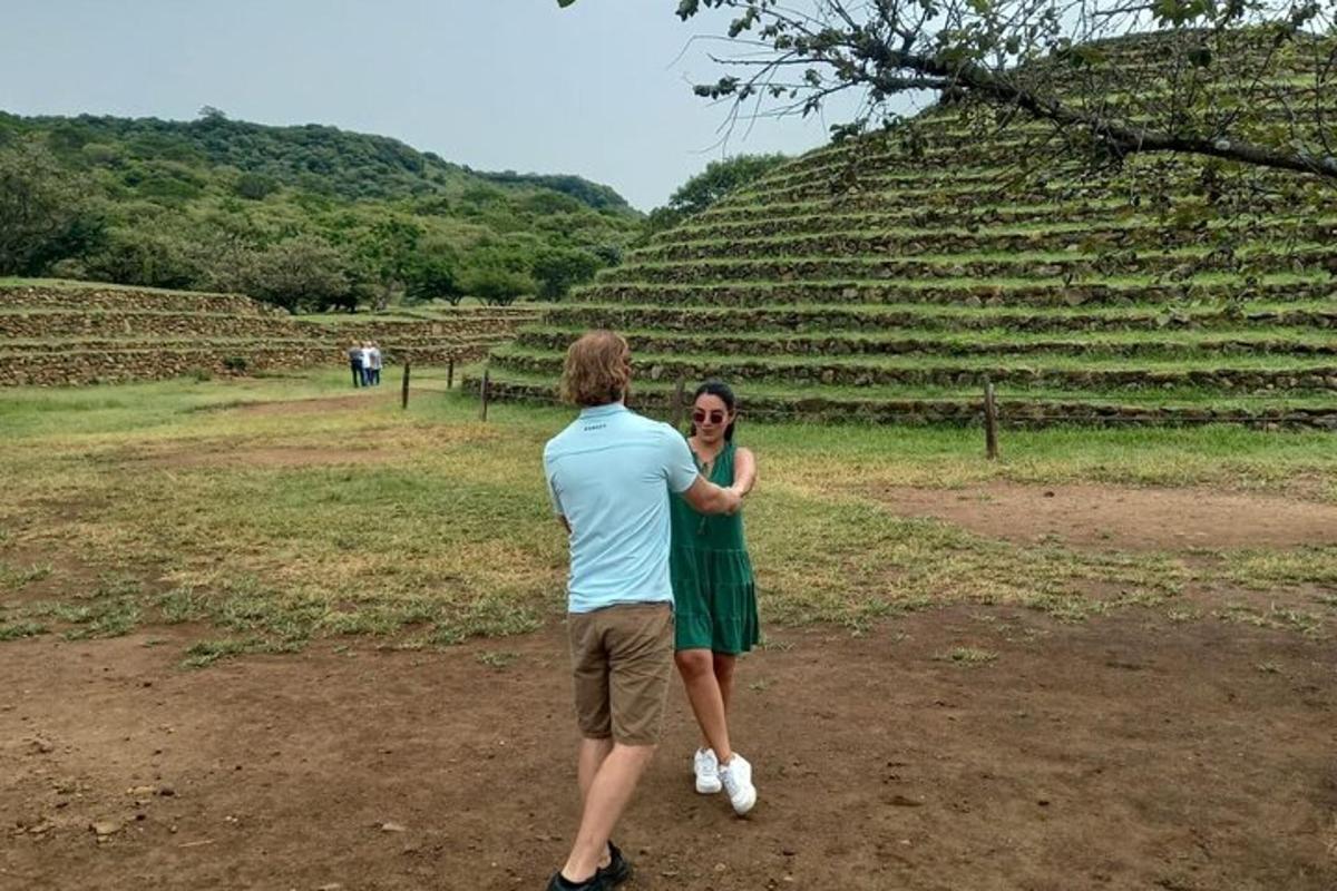 muž a žena stojící před pyramidou