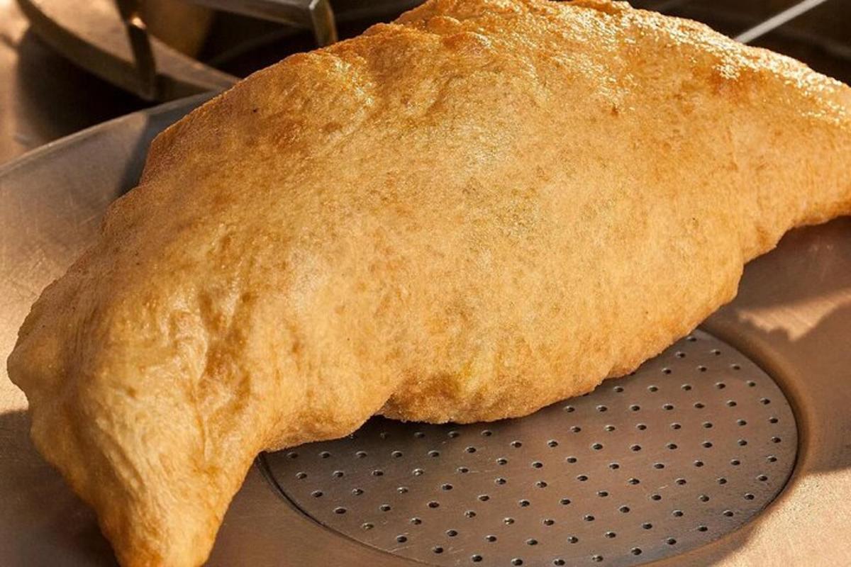 kus chleba ležící na pánvi