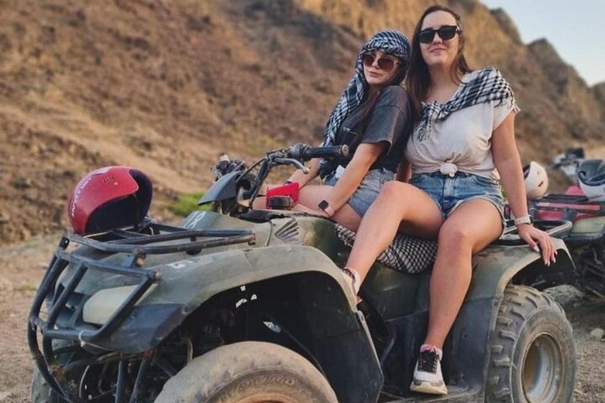 due donne sedute sul retro di un quad