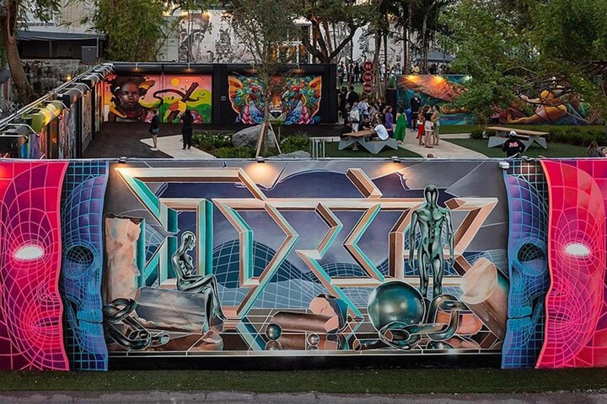o pictură murală pe marginea unui skate park