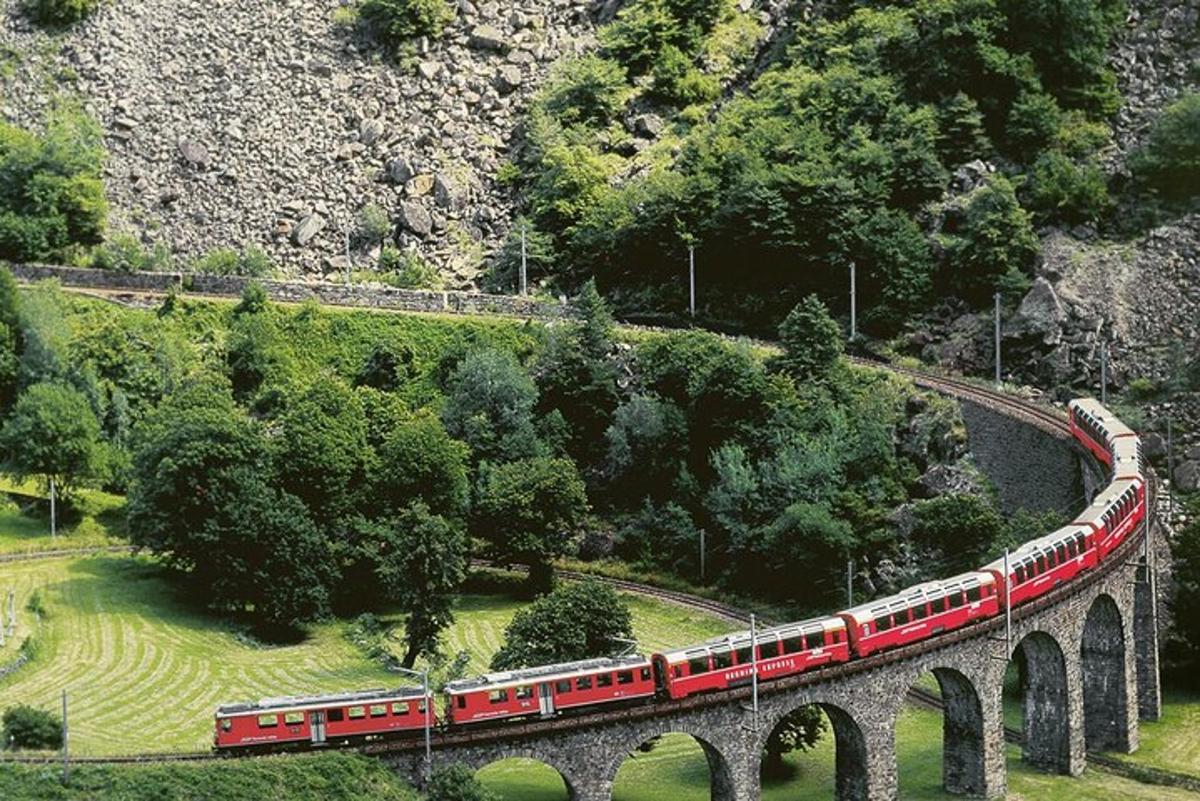 un tren creua un pont sobre una muntanya