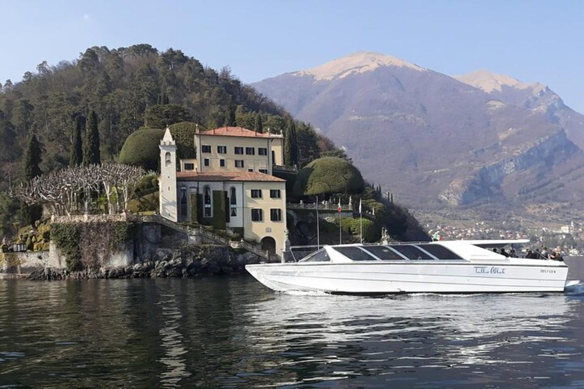 un vaixell blanc a l'aigua davant d'una casa