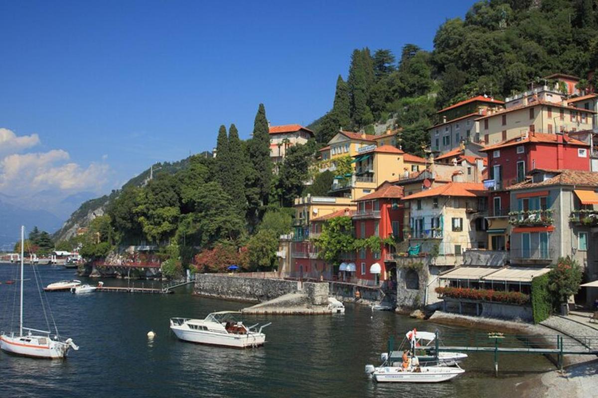 un grup de vaixells en una massa d'aigua amb edificis