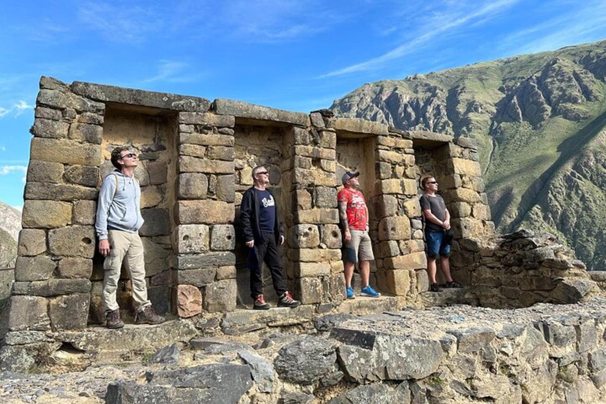 un gruppo di persone in piedi davanti a un edificio in pietra