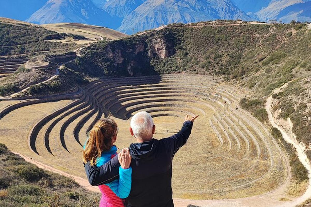un uomo e una donna in piedi in cima a un anfiteatro