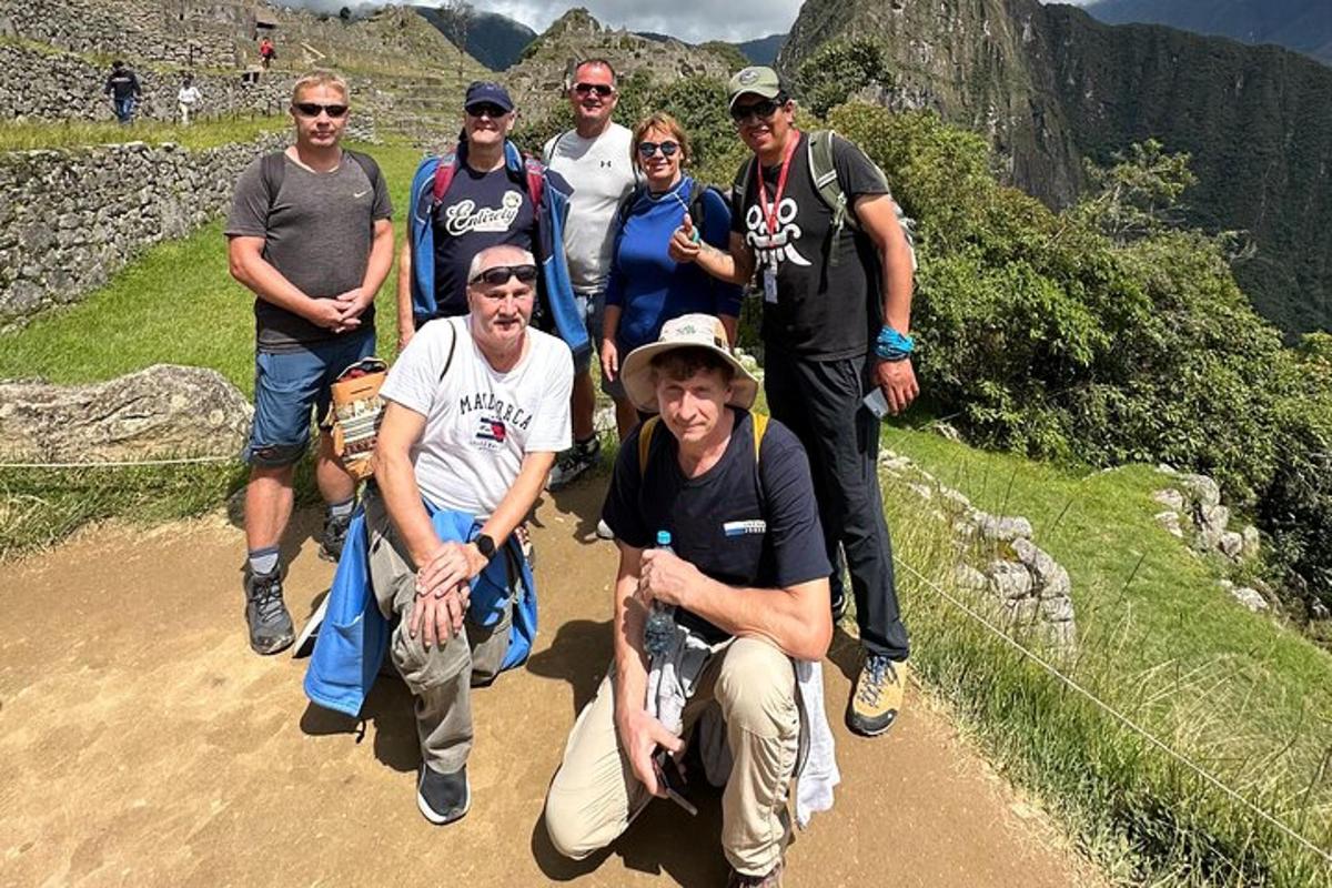 un gruppo di persone in posa per una foto su un sentiero